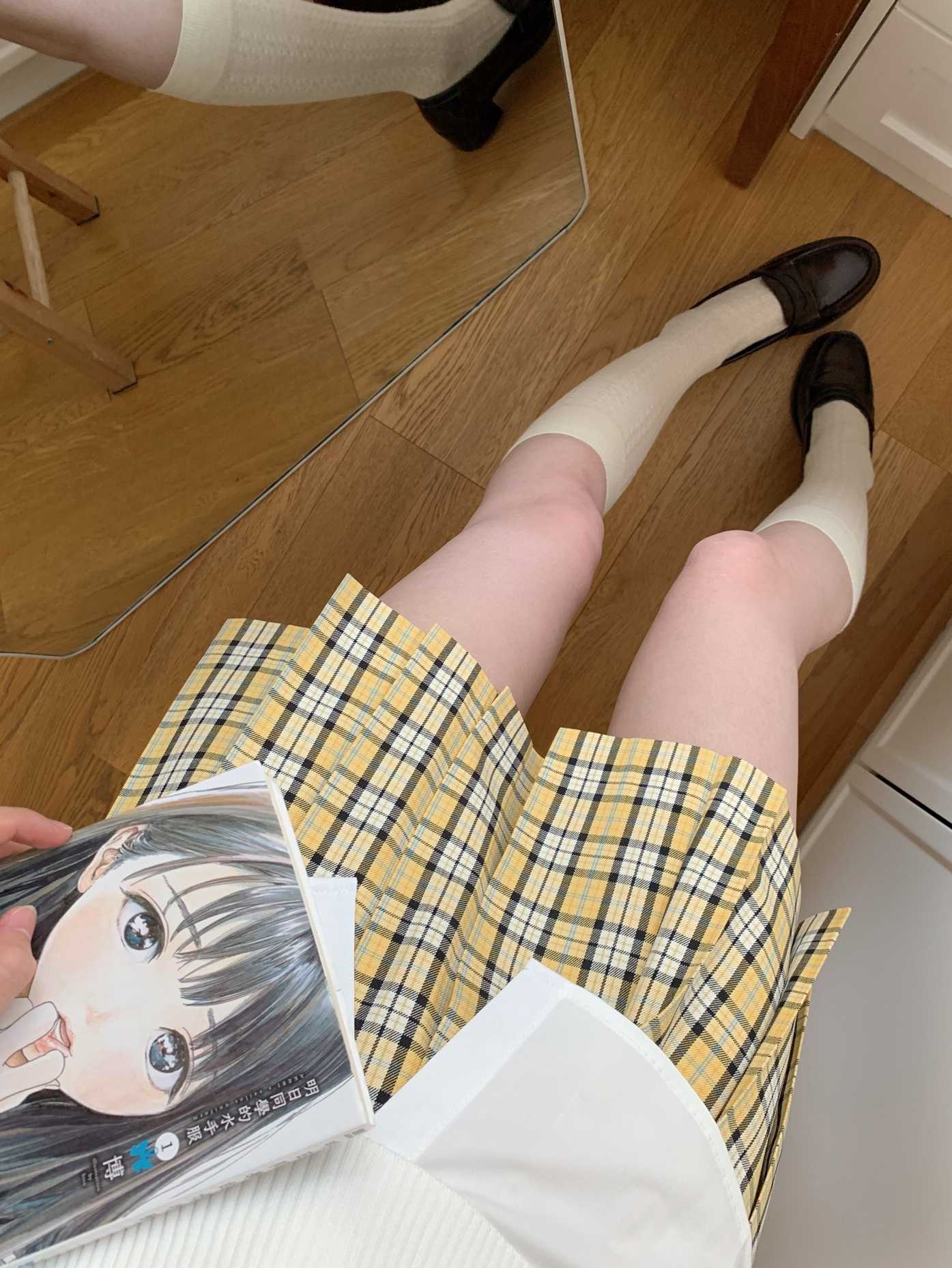 Original and genuine JK plaid skirt with a school-uniform-feeling for spring and summer. It's an A-line half skirt for students, a pleated skirt in academic style and a short skirt.