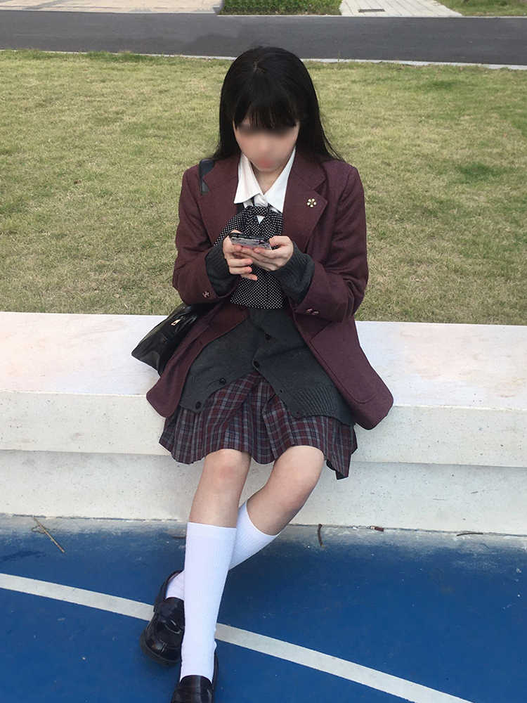 Original and authentic red JK uniform plaid skirt, pleated skirt for female students, school uniform in academic style, half skirt.