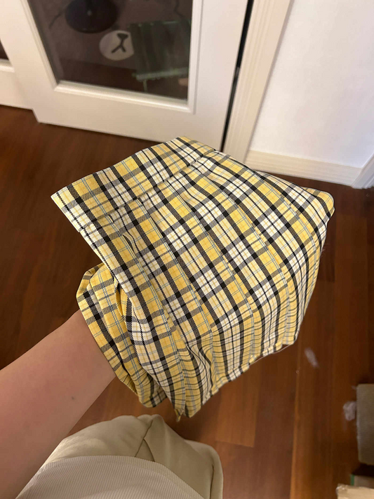 Original and genuine JK plaid skirt with a school-uniform-feeling for spring and summer. It's an A-line half skirt for students, a pleated skirt in academic style and a short skirt.