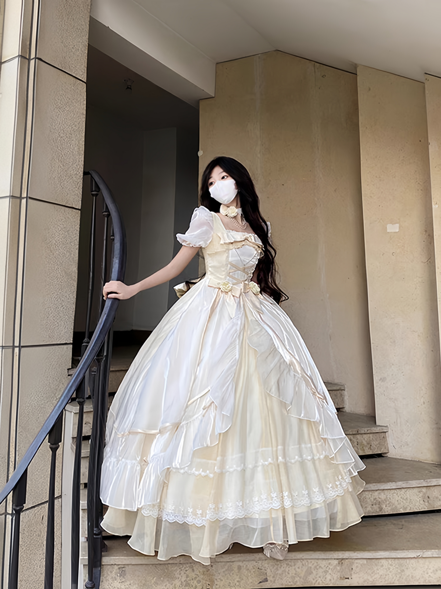 Wow! Big Lolita dress, noble and elegant in off-white color, perfect for coming-of-age ceremonies and birthday parties. It's an extremely fairy-like dress for a runaway princess.