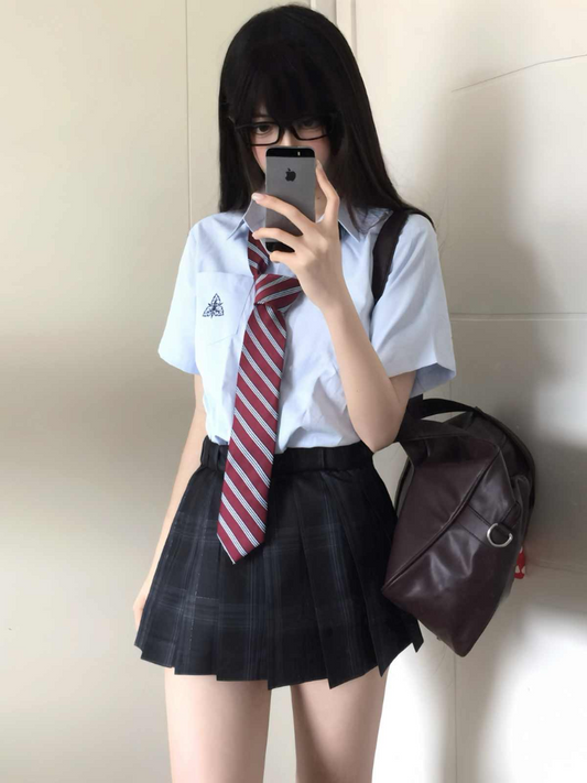 Original Xingyu Gao Plaid Skirt. School-uniform-feeling pleated JK skirt. Black plaid, versatile JK skirt.