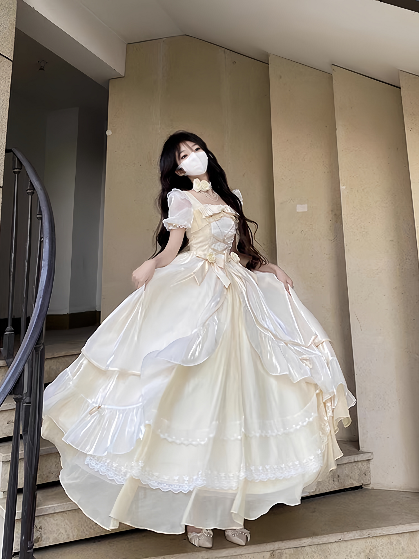 Wow! Big Lolita dress, noble and elegant in off-white color, perfect for coming-of-age ceremonies and birthday parties. It's an extremely fairy-like dress for a runaway princess.