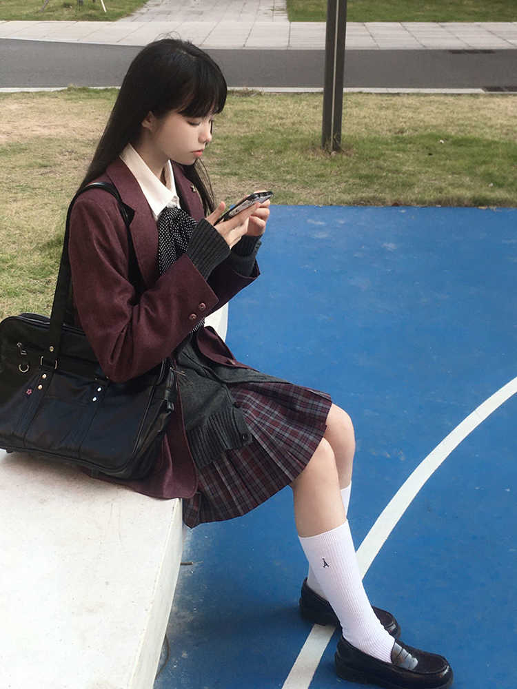 Original and authentic red JK uniform plaid skirt, pleated skirt for female students, school uniform in academic style, half skirt.