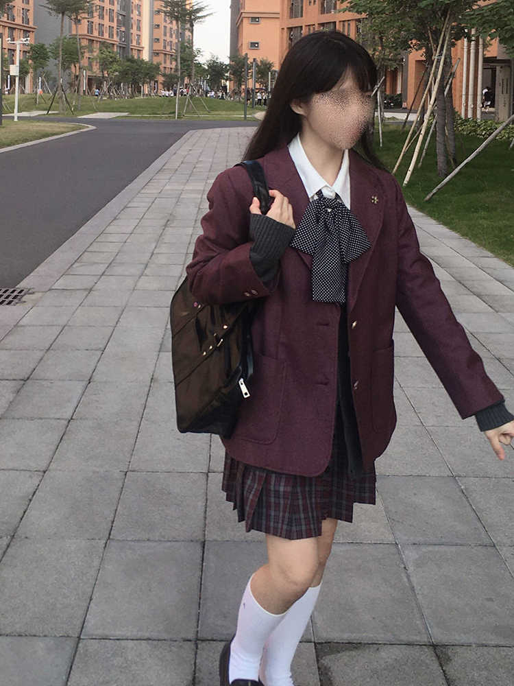 Original and authentic red JK uniform plaid skirt, pleated skirt for female students, school uniform in academic style, half skirt.