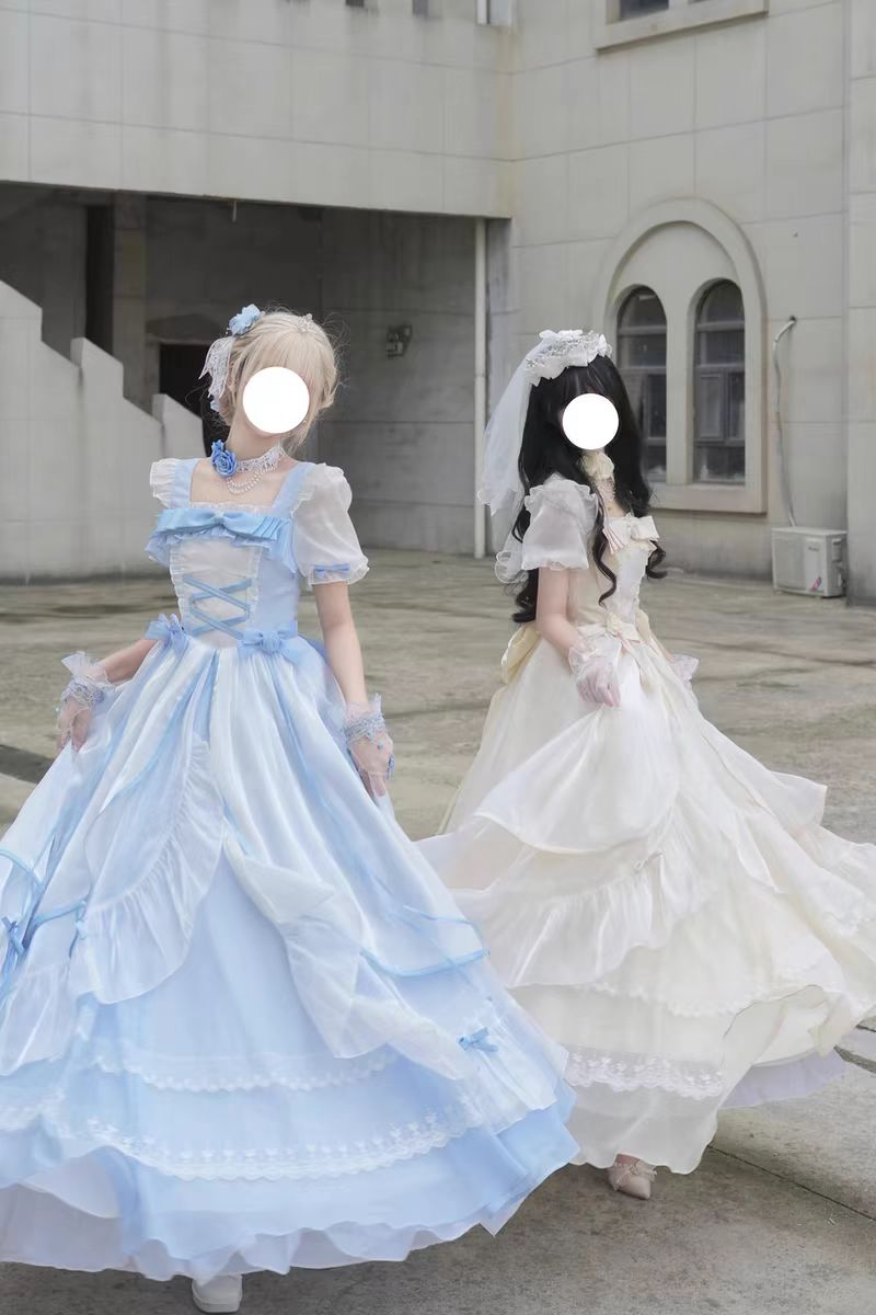 Wow! Big Lolita dress, noble and elegant in off-white color, perfect for coming-of-age ceremonies and birthday parties. It's an extremely fairy-like dress for a runaway princess.