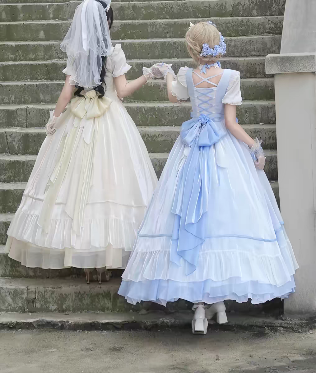 Wow! Big Lolita dress, noble and elegant in off-white color, perfect for coming-of-age ceremonies and birthday parties. It's an extremely fairy-like dress for a runaway princess.