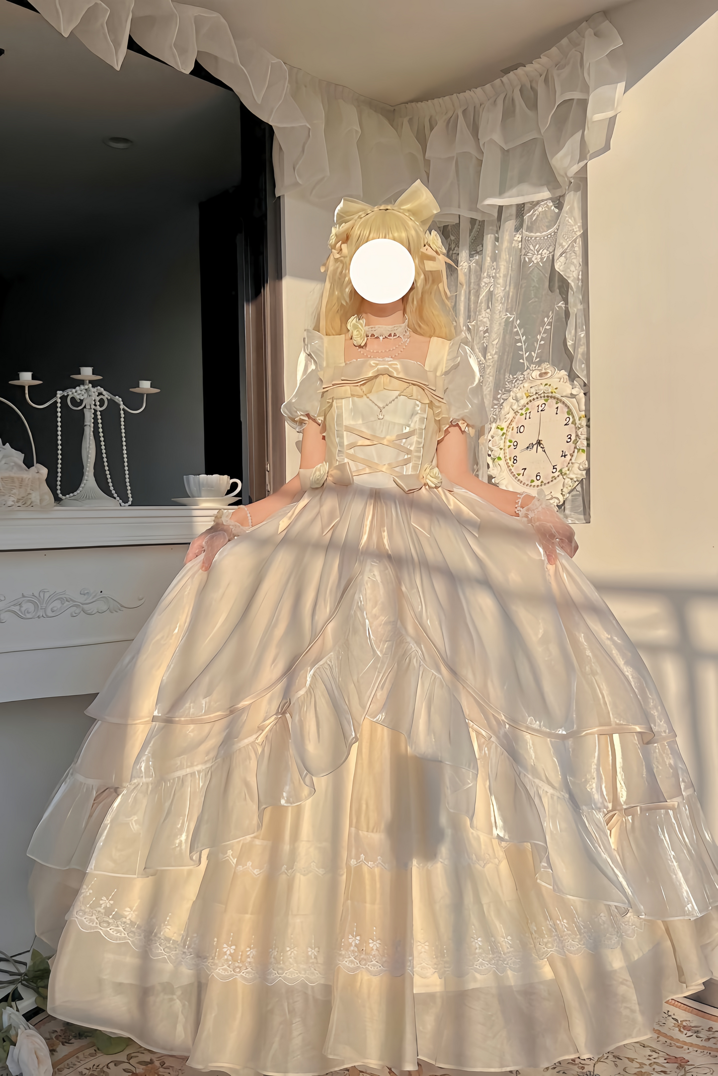 Wow! Big Lolita dress, noble and elegant in off-white color, perfect for coming-of-age ceremonies and birthday parties. It's an extremely fairy-like dress for a runaway princess.