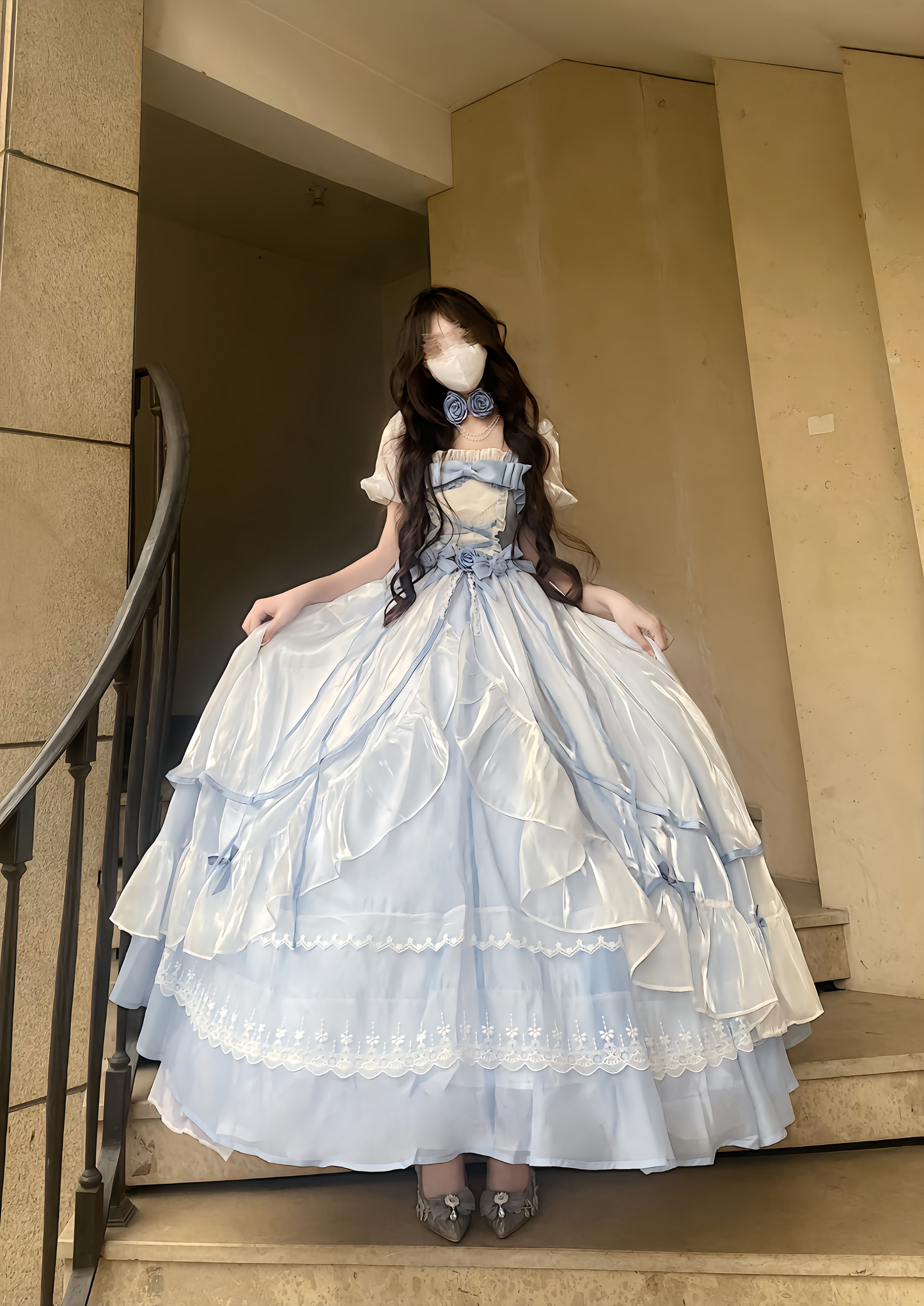 Wow! Big Lolita dress, noble and elegant in off-white color, perfect for coming-of-age ceremonies and birthday parties. It's an extremely fairy-like dress for a runaway princess.