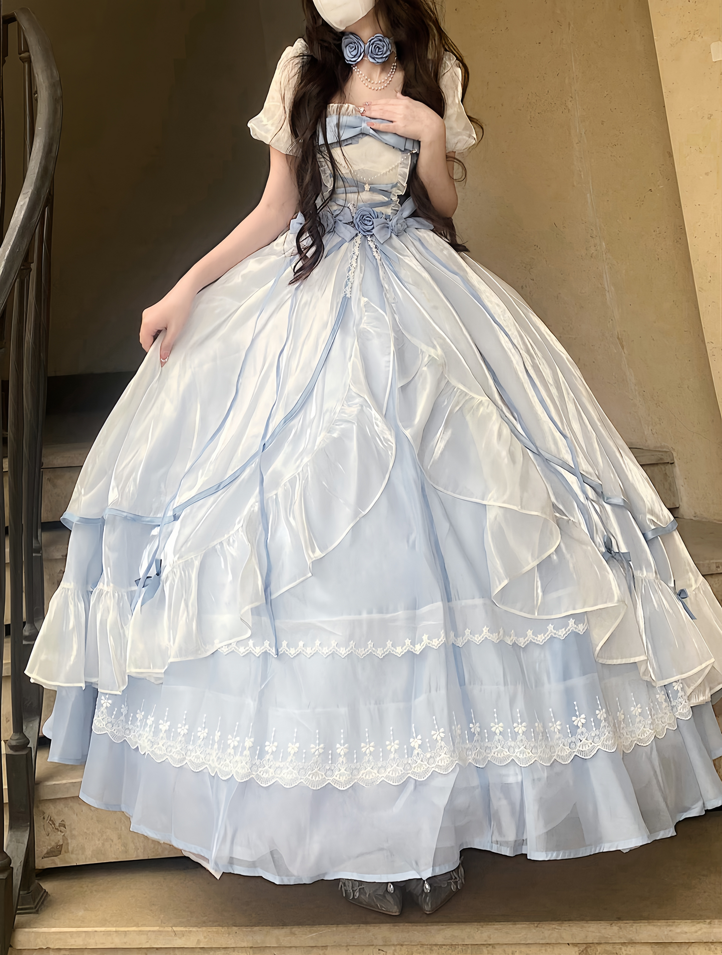 Wow! Big Lolita dress, noble and elegant in off-white color, perfect for coming-of-age ceremonies and birthday parties. It's an extremely fairy-like dress for a runaway princess.