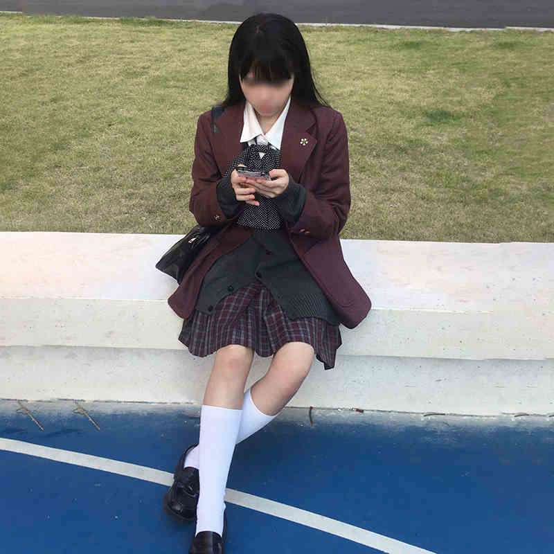 Original and authentic red JK uniform plaid skirt, pleated skirt for female students, school uniform in academic style, half skirt.