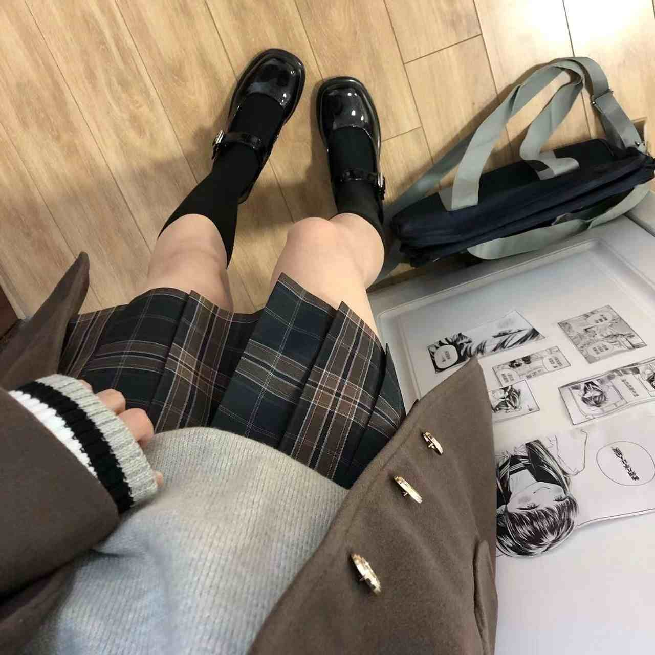 Original Qiuli Gao Plaid Skirt. School-uniform-feeling pleated JK skirt. Brown plaid, versatile JK skirt.