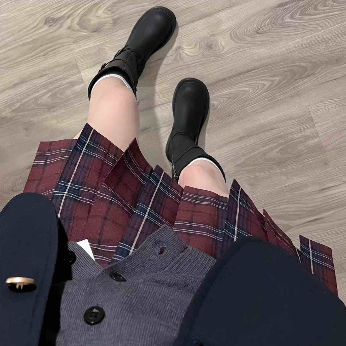 Evening Dye Plaid Skirt. School-uniform-style pleated JK skirt. Red plaid, versatile JK skirt.