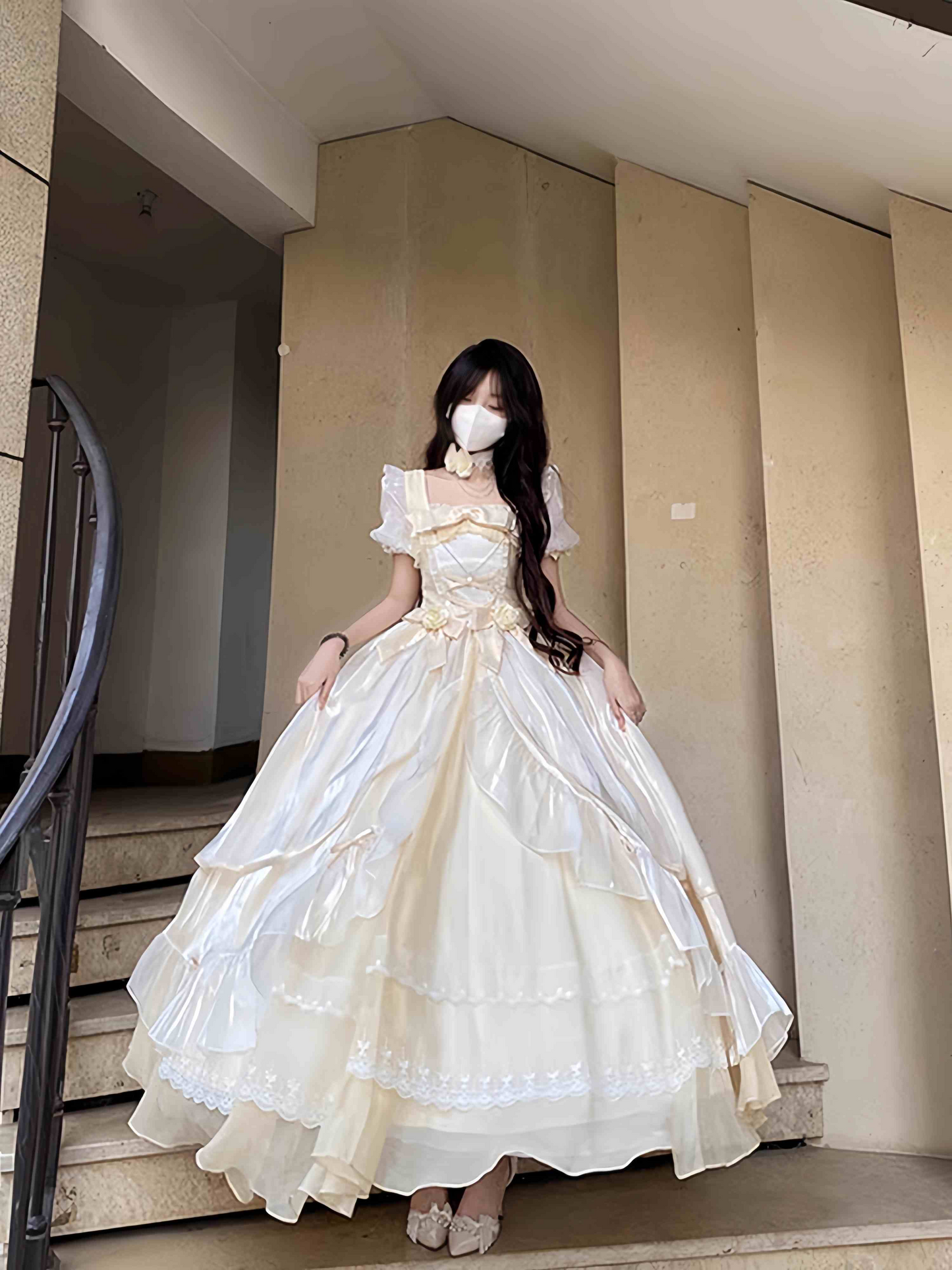 Wow! Big Lolita dress, noble and elegant in off-white color, perfect for coming-of-age ceremonies and birthday parties. It's an extremely fairy-like dress for a runaway princess.