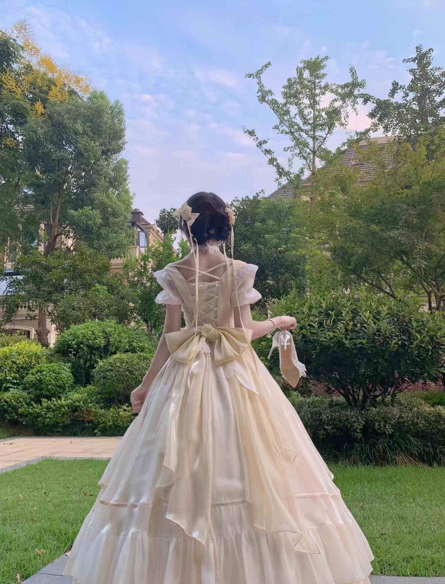 Wow! Big Lolita dress, noble and elegant in off-white color, perfect for coming-of-age ceremonies and birthday parties. It's an extremely fairy-like dress for a runaway princess.